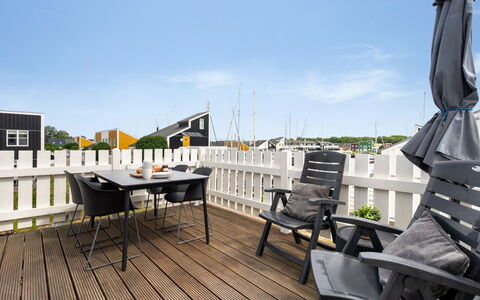 Sebiorn - 5M from the Sea: Bois, Plate-Forme, Dur, Planche, Mobilier De Jardin, Parquet, Ombre, Boardwalk, Porche, Balcon