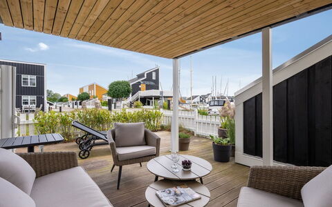 Sebiorn - 5M from the Sea: Bois, Architecture, Domicile, Meubles, Porche, Plate-Forme, Porte, Chaise, Appartement, Balcon