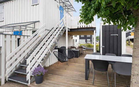 Sebiorn - 5M from the Sea: Bois, Porte, Escaliers, Plate-Forme, Domicile, Balustrade, Composite, Porche, Planche, Dur