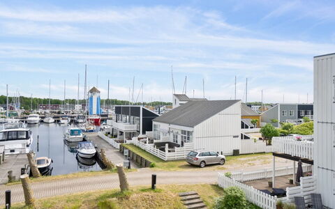 Sebiorn - 5M from the Sea: Bois, Domicile, Porche, Plate-Forme, Dur, Toit, Tache De Bois, Parquet, Eco Hôtel