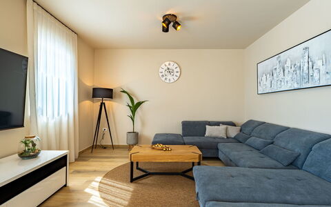 Roko: Meubles, Design Intérieur, Sol, Sol, Canapé, Bois, Plafond, Pièce, Salon, Parquet