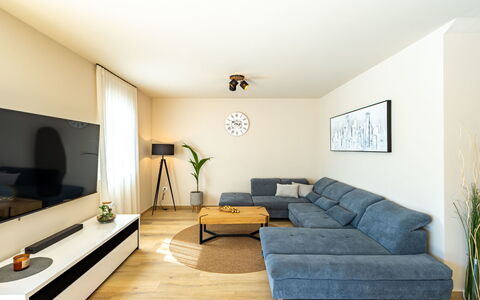 Roko: Meubles, Design Intérieur, Sol, Sol, Canapé, Bois, Parquet, Salon, Plafond, Pièce
