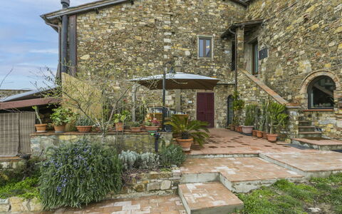 Agriturismo le Rondini: Plante, Propriété, Fenêtre, Ciel, Bâtiment, Lot Terre, Végétation, Surface De La Route, Nuage, Herbe