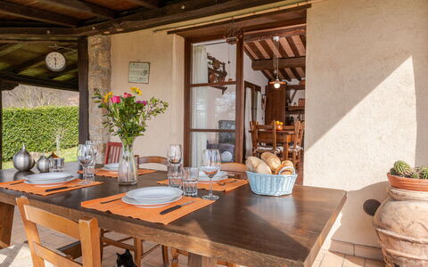Dimora del Re: Table, Plante, Meubles, Pot De Fleur, Bois, Chaise, Design Intérieur, Architecture, Bâtiment, Plante D'Appartement