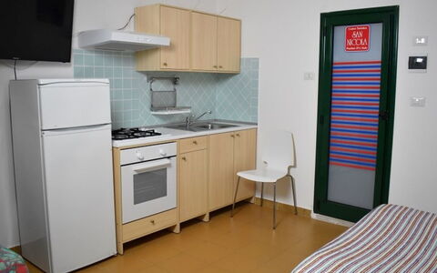 Peschici 600: Cabinetry, Bâtiment, Design Intérieur, Architecture, Cuisinière, Cuisine, Électroménager, Porte, Sol, Sol