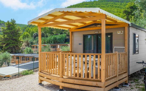 Peschici 600: Nuage, Ciel, Propriété, Plante, Fenêtre, Bois, Arbre, Maison, Tache De Bois, Ombre