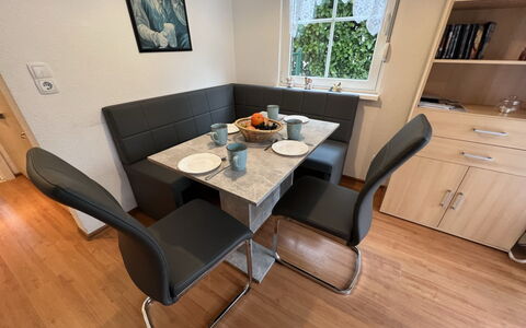 Schneider 2D: Meubles, Propriété, Table, Cabinetry, Bâtiment, Fenêtre, Chaise, Bois, Design Intérieur, Cadre