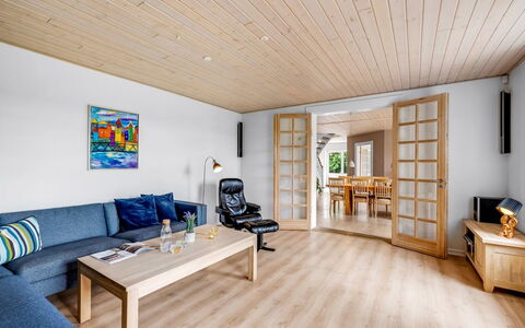 Amma - 21Km from the Sea: Meubles, Sol, Design Intérieur, Sol, Parquet, Bois, Canapé, Plafond, Pièce, Salon