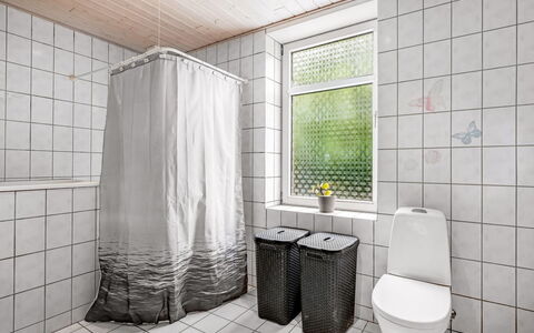 Amma - 21Km from the Sea: Sol, Sol, Composite, Luminaire Plomberie, Salle De Bains, Plomberie, Tuile, Toilette, Évier, Rideau