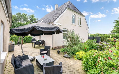 Amma - 21Km from the Sea: Toit, Domicile, Maison, Meubles, Chalet, Chaise, Jardin, Mobilier De Jardin, Biens, Cour
