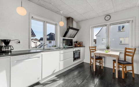 Ullakarin - 200M from the Sea: Bois, Sol, Plafond, Cuisine, Sol, Comptoir, Domicile, Appartement, Luminaire, Appareil De Cuisine