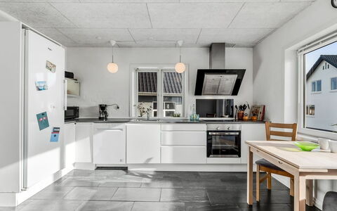 Ullakarin - 200M from the Sea: Cuisine, Sol, Plafond, Appareil De Cuisine, Principaux Appliance, Sol, Comptoir, Design Intérieur, Luminaire, Électroménager