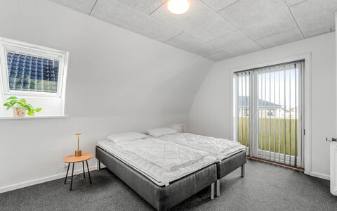 Ullakarin - 200M from the Sea: Plafond, Sol, Sol, Chambre, Daylighting, Literie, Plâtre, Luminaire, Lit