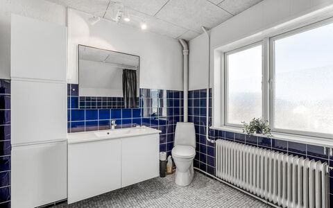 Ullakarin - 200M from the Sea: Composite, Luminaire Plomberie, Tuile, Appartement, Plomberie, Aluminium, Salle De Bains, Daylighting, Robinet, Luminaire