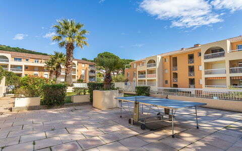Santa Barbara: Zone Résidentielle, Domicile, Maison, Porte, Appartement, Banlieue, Balcon, Cour, Cour, Allée