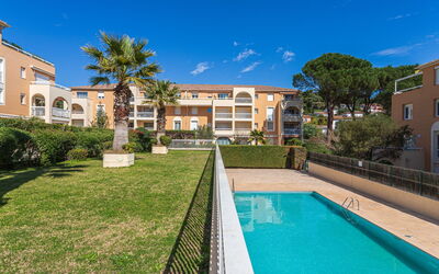Cavalaire 697: Zone Résidentielle, Domicile, Maison, Porte, Appartement, Banlieue, Balcon, Cour, Cour, Allée