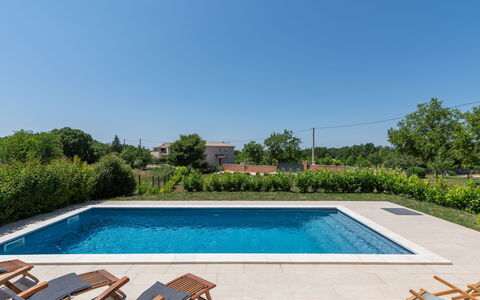 Villa Tola: L'Eau, Plante, Piscine, Ciel, Bleu Azur, Rectangle, Ombre, Arbre, Herbe, Loisir