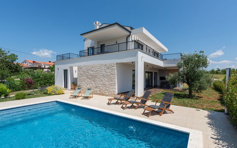 Villa Tola: L'Eau, Ciel, Plante, Propriété, Bâtiment, Piscine, Bleu Azur, Nuage, Arbre, Ombre