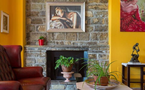 Villa Trivigno: Plante, Cadre, Propriété, Meubles, Pot De Fleur, Table, Plante D'Appartement, Design Intérieur, Bâtiment, Jaune