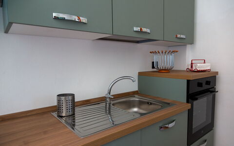 Villa Trivigno: Cuisine, Comptoir, Cabinetry, Bois, Evier, Design Intérieur, Sol, Appareil De Cuisine, Luminaire Plomberie, Meubles
