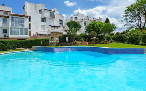 Bahia Dorada: L'Eau, Ciel, Plante, Bâtiment, Nuage, Piscine, Bleu Azur, Arbre, Fenêtre, Maison