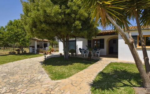 Tabou: L'Eau, Ciel, Propriété, Piscine, Bleu Azur, Nuage, Station Balnéaire, Mobilier De Jardin, Plante, Arbre