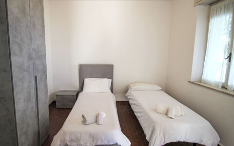 Fabrizio: Lit, Chambre, Drap De Lit, Literie, Sol, Cadre De Lit, Sol, Design Intérieur, Meubles, Pièce