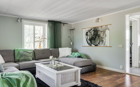 Flugebacken: Canapé, Propriété, Meubles, Confort, Plante, Fenêtre, Design Intérieur, Bois, Salon, Architecture