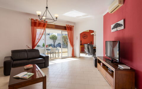 Paulo - Vip Properties: Meubles, Table, Bâtiment, Canapé, Bois, Éclairage, Architecture, Plante D'Appartement, Orange, Design Intérieur