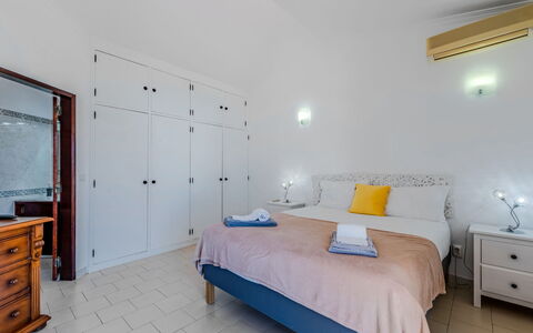 Paulo - Vip Properties: Sol, Design Intérieur, Sol, Plafond, Meubles, Pièce, Chambre, Éclairage, Appartement, Lit