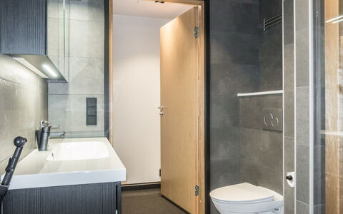 Cranberry C4: Mur, Sol, Sol, Luminaire Plomberie, Design Intérieur, Salle De Bains, Plafond, Évier, Plomberie, Appartement