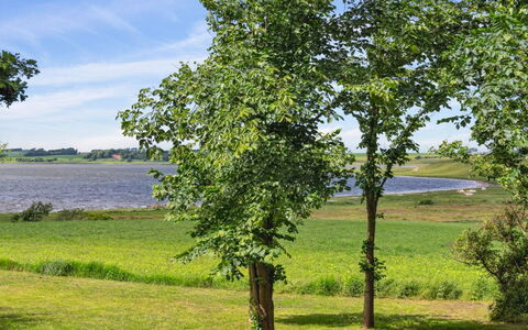 Månviva - 150M to the Fjord: Bleu, Arbuste, Chalet, Couverture De Sol, Jardin, Biens, Ombre, Aménagement Paysager, Ferme, Eco Hôtel