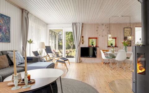 Soti - 350M from the Sea: Sol, Bois, Sol, Parquet, Design Intérieur, Meubles, Domicile, Plafond, Dur, Salon