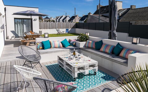 Au Gré du Vent: Table, Meubles, Canapé, Ciel, Propriété, Bleu Azur, Nuage, Mobilier De Jardin, Design Intérieur, Salon
