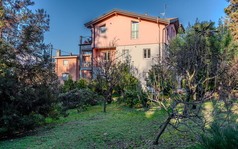 Il Pomelo: L'Eau, Plante, Ciel, Propriété, Jour, Bâtiment, Piscine, Bleu Azur, Bleu, Arbre