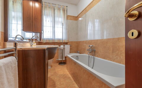 Casale Al Mare: Marron, Baignoire, Robinet, Propriété, Luminaire Plomberie, Bois, Bâtiment, Design Intérieur, Salle De Bains