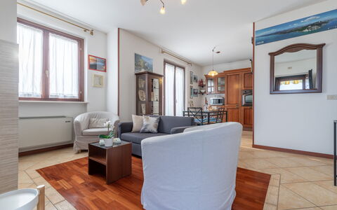 Casale Al Mare: Cadre, Meubles, Propriété, Fenêtre, Bois, Éclairage, Design Intérieur, Salon, Sol, Sol
