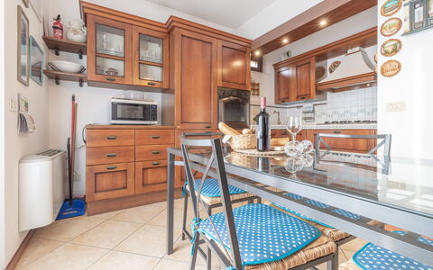Casale Al Mare: Cabinetry, Meubles, Propriété, Bâtiment, Comptoir, Bois, Étagère, Cuisine, Rayonnage, Design Intérieur