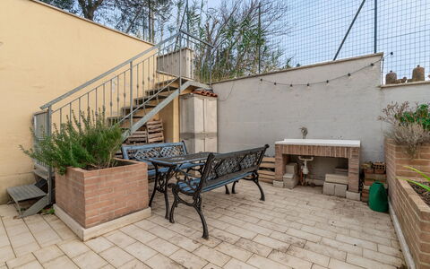 Casale Al Mare: Plante, Propriété, Bâtiment, Bois, Table, Surface De La Route, Architecture, Arbre, Chaise, Mobilier De Jardin