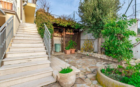 Casale Al Mare: Plante, Propriété, Ciel, Bâtiment, Escaliers, Surface De La Route, Herbe, Arbre, Chalet, Immobilier
