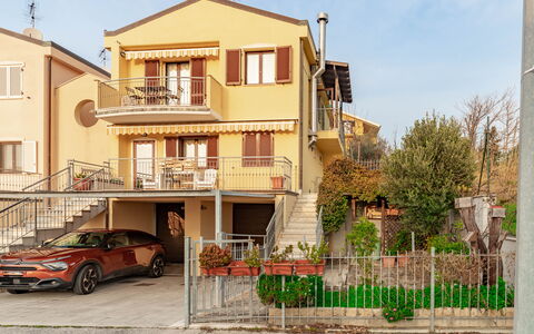 Casale Al Mare: Plante, Ciel, Bâtiment, Roue, Fenêtre, Propriété, Voiture, Véhicule, Porte