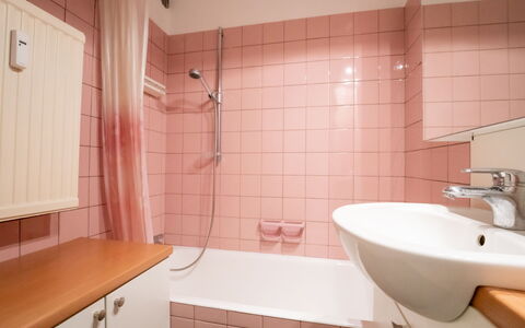 Seaview Getaway Belgium: Propriété, Bâtiment, Luminaire Plomberie, Baignoire, Salle De Bains, Violet, Architecture, Sol, Design Intérieur