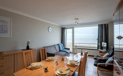 Seaview Getaway Belgium: Table, Meubles, Propriété, Chaise, Bois, Éclairage, Bâtiment, Canapé, Sol