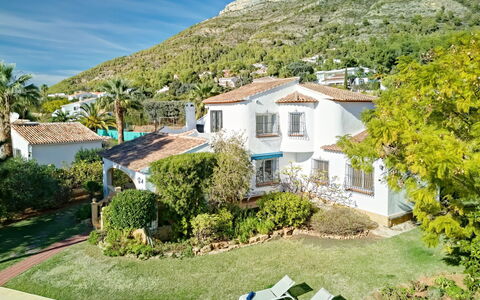 Villa del Tauro: L'Eau, Ciel, Nuage, Propriété, Piscine, Bâtiment, Plante, Station Balnéaire, Arbre, Mobilier De Jardin