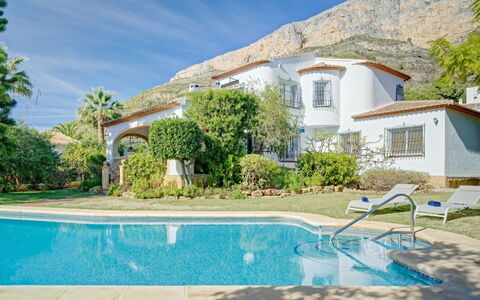Villa del Tauro: L'Eau, Ciel, Nuage, Propriété, Piscine, Bâtiment, Plante, Station Balnéaire, Arbre, Mobilier De Jardin