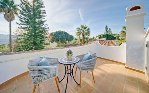 Villa del Tauro: L'Eau, Ciel, Nuage, Propriété, Piscine, Bâtiment, Plante, Station Balnéaire, Arbre, Mobilier De Jardin