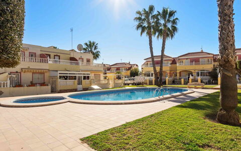 Lomas de Cabo Roig: L'Eau, Ciel, Nuage, Propriété, Piscine, Bâtiment, Plante, Station Balnéaire, Arbre, Mobilier De Jardin