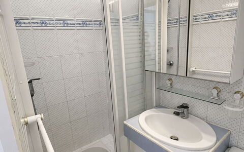 Deauville-Trouville 642: Luminaire Plomberie, Salle De Bains, Lavabo, Sol, Sol, Toilette, Plomberie, Évier, Douche, Siège De Toilette