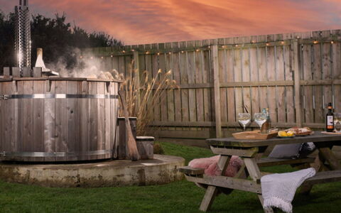Wheal Prosper Hot Tub: L'Eau, Ciel, Nuage, Propriété, Piscine, Bâtiment, Plante, Station Balnéaire, Arbre, Mobilier De Jardin