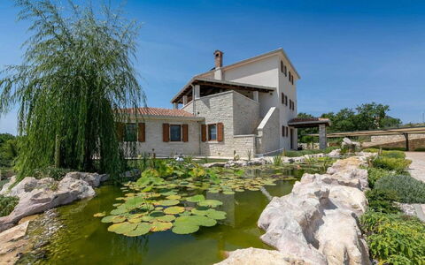San Lorenzo: L'Eau, Ciel, Nuage, Propriété, Piscine, Bâtiment, Plante, Station Balnéaire, Arbre, Mobilier De Jardin